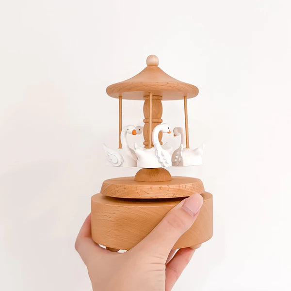 HANDGEFERTIGTES MUSIKKARUSSELL AUS HOLZ – SCHWAN