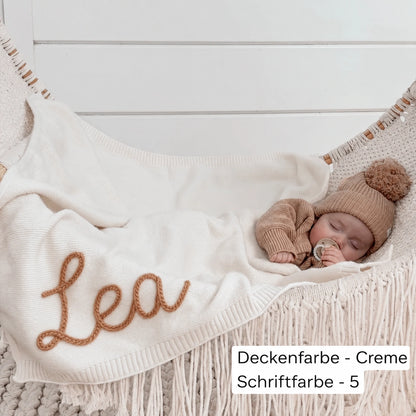 HANDGESTRICKTE, INDIVIDUELL GESTALTETE DECKE