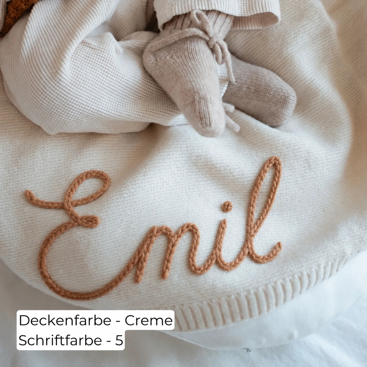 HANDGESTRICKTE, INDIVIDUELL GESTALTETE DECKE